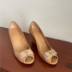 10.5 Tory Burch Trudy Patent Bow Wedges